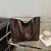 New Simple and Fashionable Solid Color Tote Underarm Shoulder Bag Retro Woven Pattern Large Capacity Casual Bag