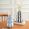 Nordisk Handmålad Randig Vas, Keramisk Prydnad, Blomsterarrangemang för Vardagsrum, Kreativ Hem- och Skrivbordsdekoration