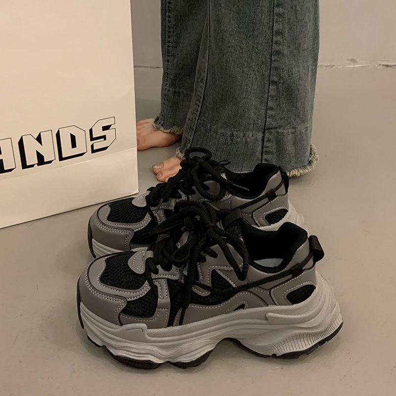 Popularne buty na platformie muffin dla tatusia damskie wiosenno-jesienne małe męskie zwiększające wzrost 2025 nowe srebrne wszechstronne casualowe buty sportowe
