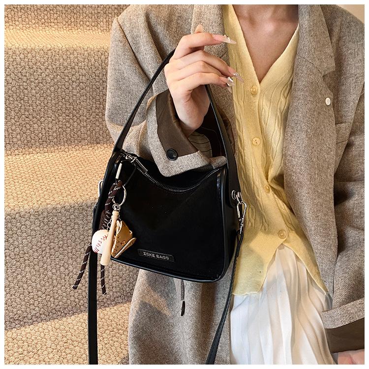 Underarm bag women's autumn versatile 2025 new fashion chain shoulder messenger bag high-end sense work small bag