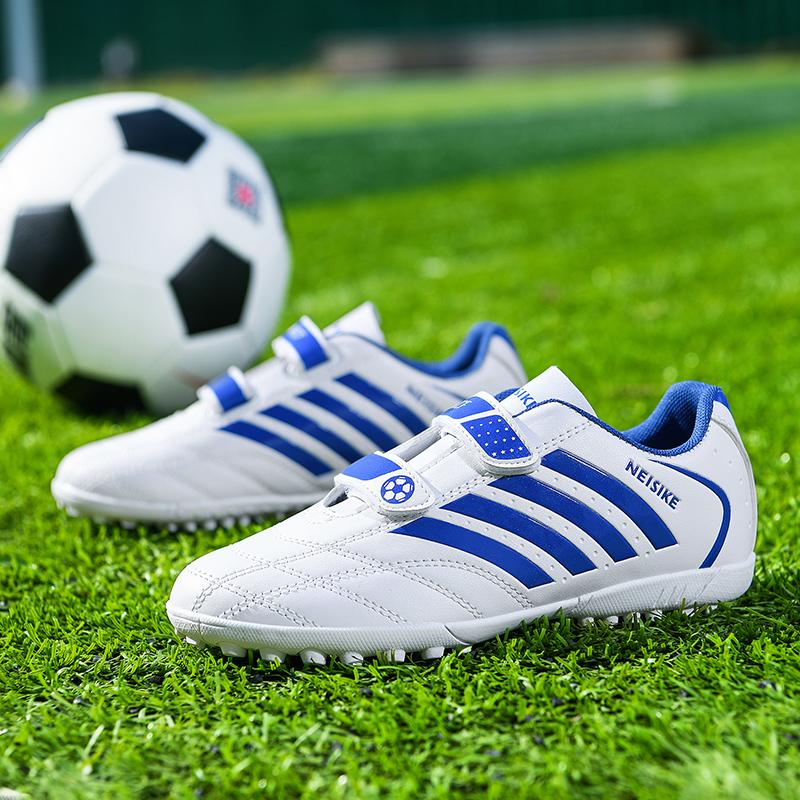 28-38 Stoßdämpfende, rutschfeste, verschleißfeste Klettverschluss-Kurznagel-Outdoor-Fußballschuhe, die Kinderschuhe trainieren