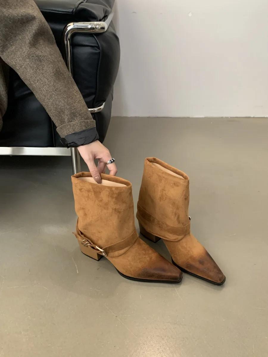 

Новые дизайнерские панк-сапоги с острым носком, женские 2025 г., ботильоны с металлической пряжкой на ремне, женские сапоги из искусственной замши в стиле ретро-рыцаря 39 коричневый