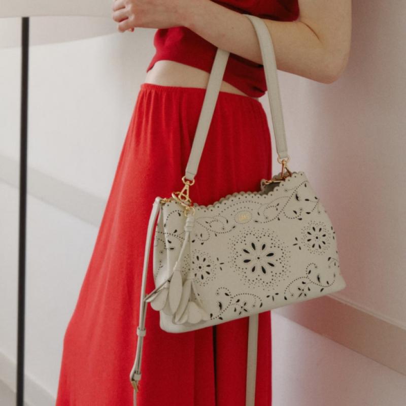 Daks Ivory Leather Flower Punching Shoulder Bag   Dcba6e587iv