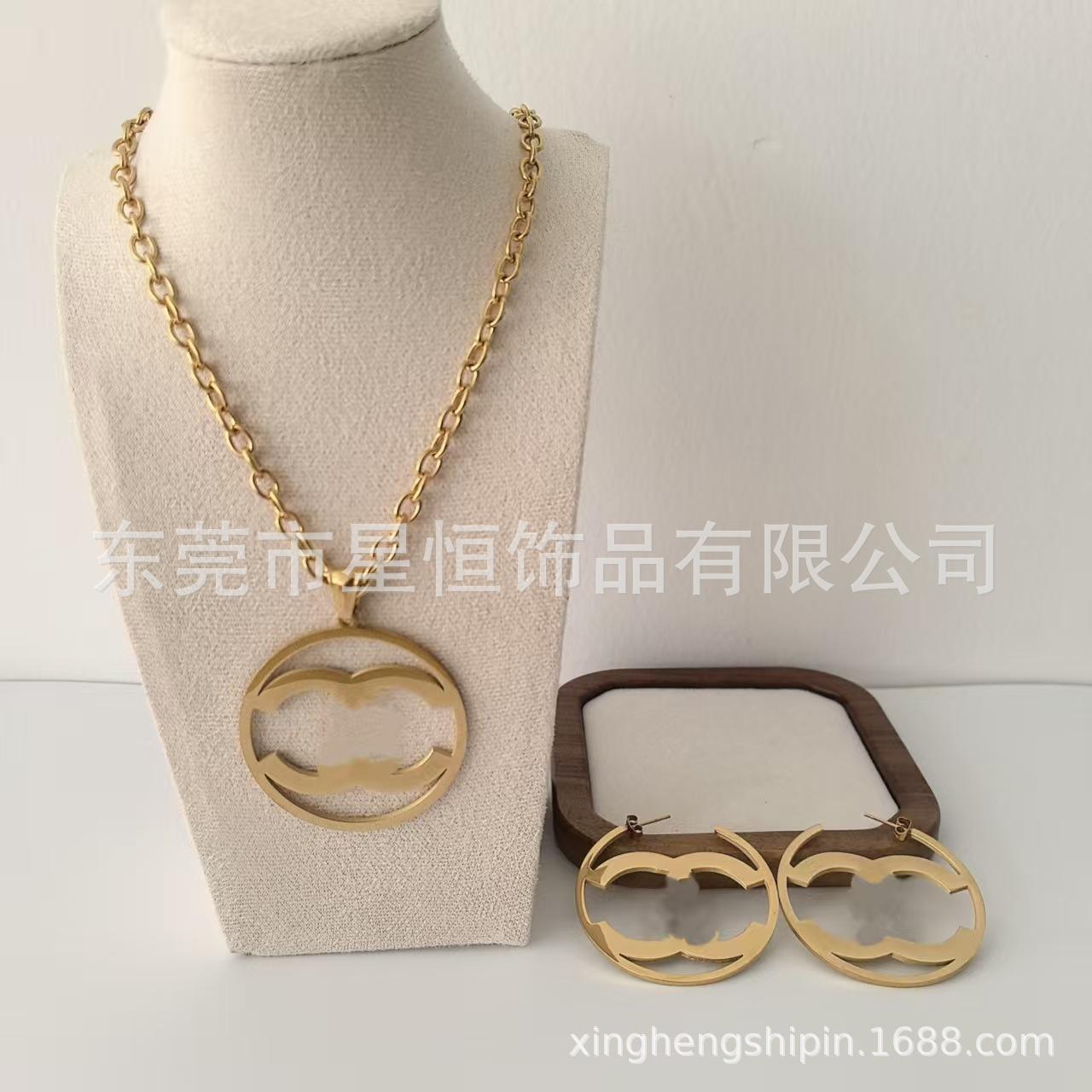 Набор из двойной буквы C из нержавеющей стали Xiangjia: Ожерелье и Серьги Gold Love Home H