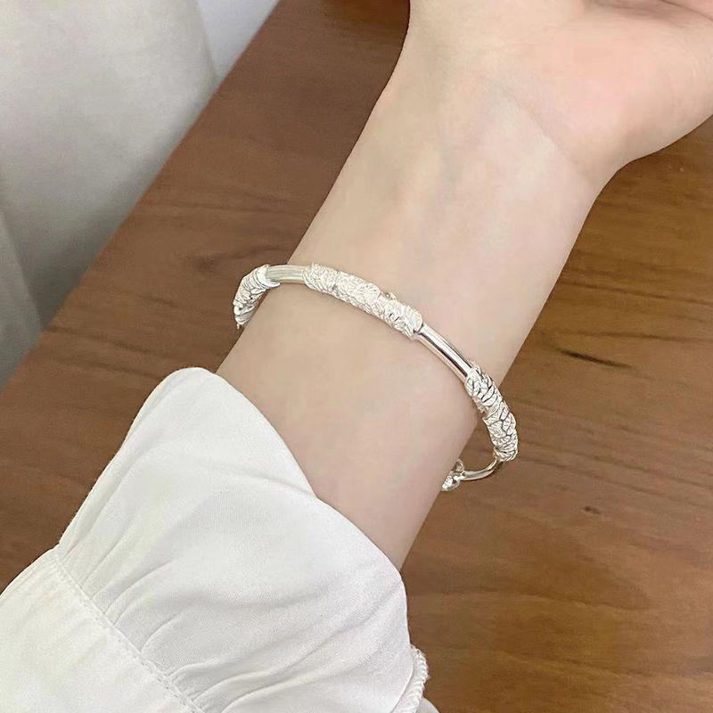 Versilbertes Armreif mit floraler Textur für Damen - Junger Stil & Temperament