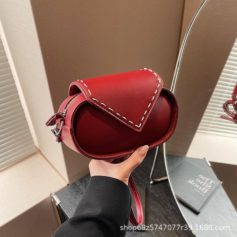 

Stylish and simple shoulder messenger bag casual commuter bag 2025 new foreign style matching design retro small bag women красный