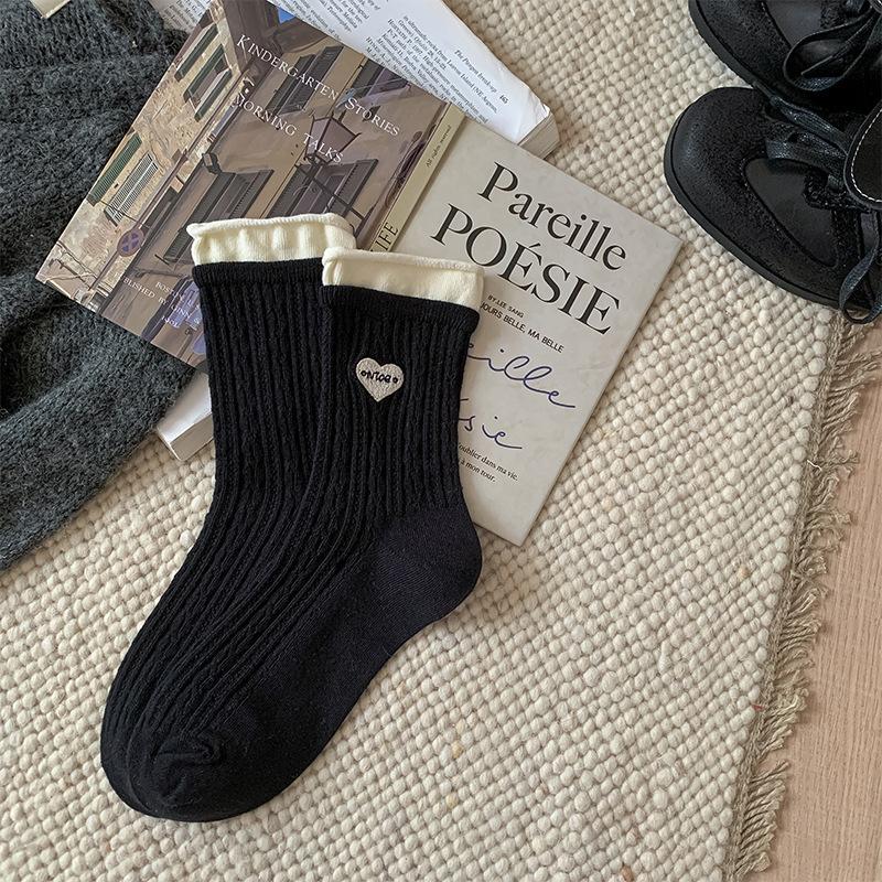 

Две пары женских осенне-зимних отпускных носков с вышивкой в виде свернутого сердца и букв, в стиле пэчворк и с рельефным плетеным узором 1 pair чёрный