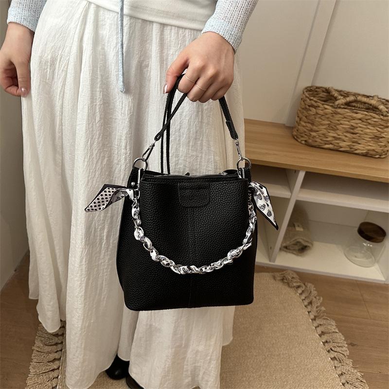 Commuter portable bucket bag women's new popular versatile shoulder bag simple commuter messenger bag