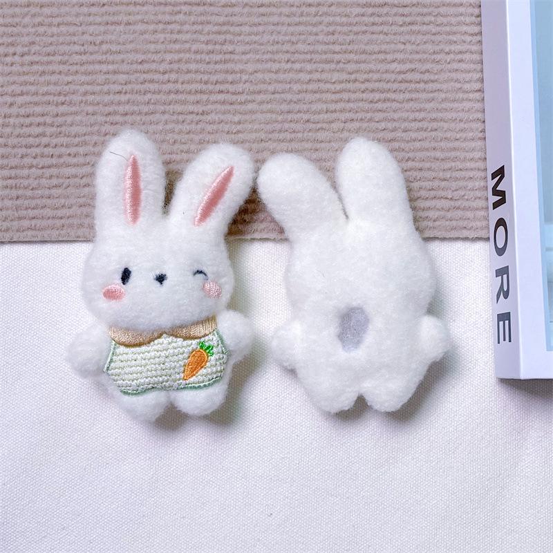 Entzückende Kaninchen-Plüschpuppe: Weich, Niedlich, Ganzkörper-Hasenmädchen Herz-Tasche Brosche Accessoire.