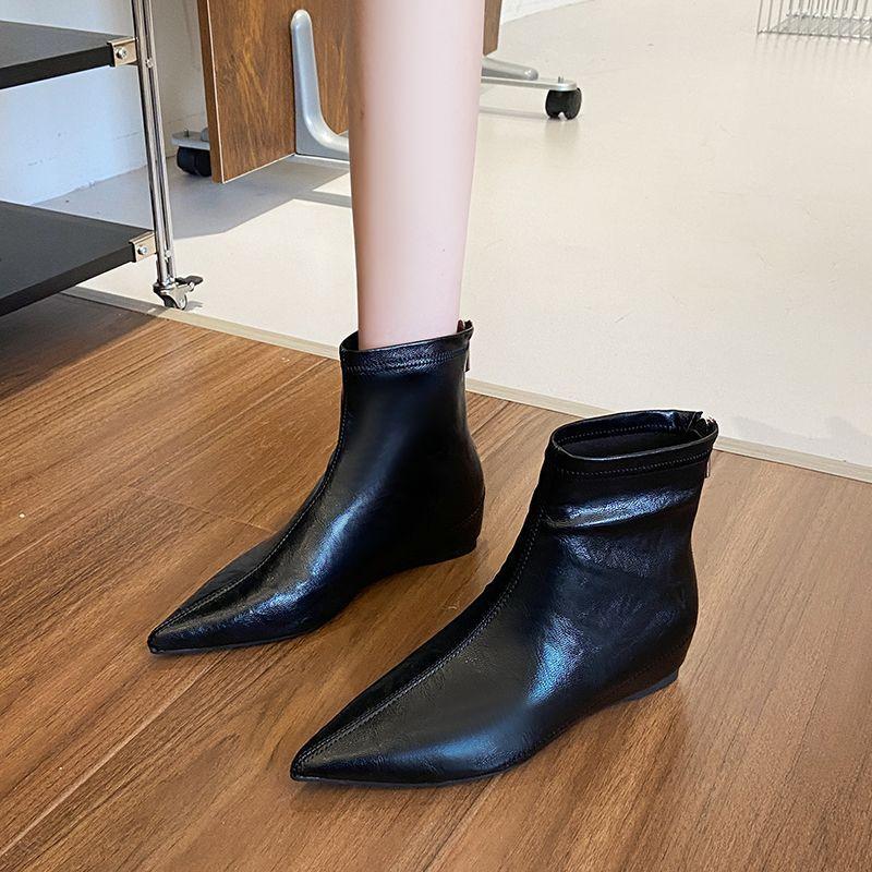 The daily height of the feet is not tired, the small pointed short boots are simple, the small fragrant style is thin, and the thin boots