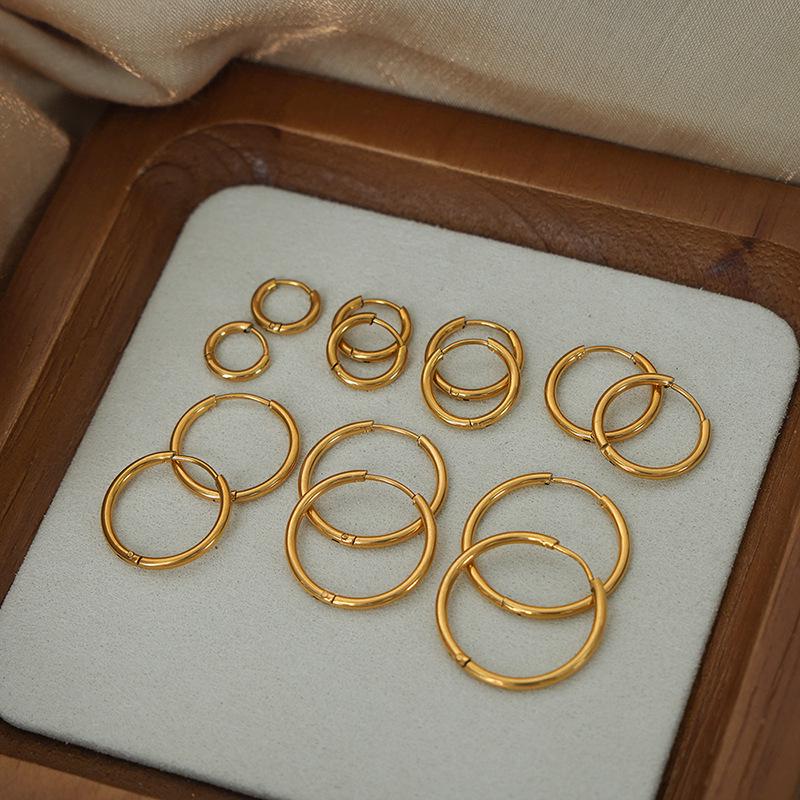 Stylowe geometryczne kolczyki koła z pozłacanego tytanu