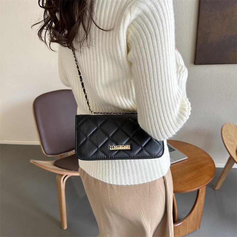 Simple texture and fashion 2025 new winter leisure diamond solid color chain single shoulder crossbody small square bag