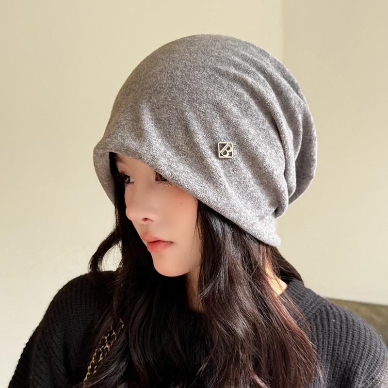 Женская черная шапка-бини: Американский повседневный стиль, теплая вязаная шапка-бини с логотипом-буквой для осени и зимы. светло-серый