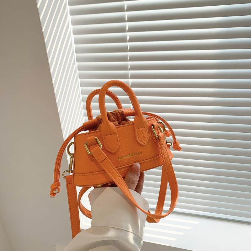 Ny Sömnad Damer Handväska Mode Enfärgad Flickor Axelväska Enkel Mini Flicka Axelväska Nischad Design Skalväska Bilstygn