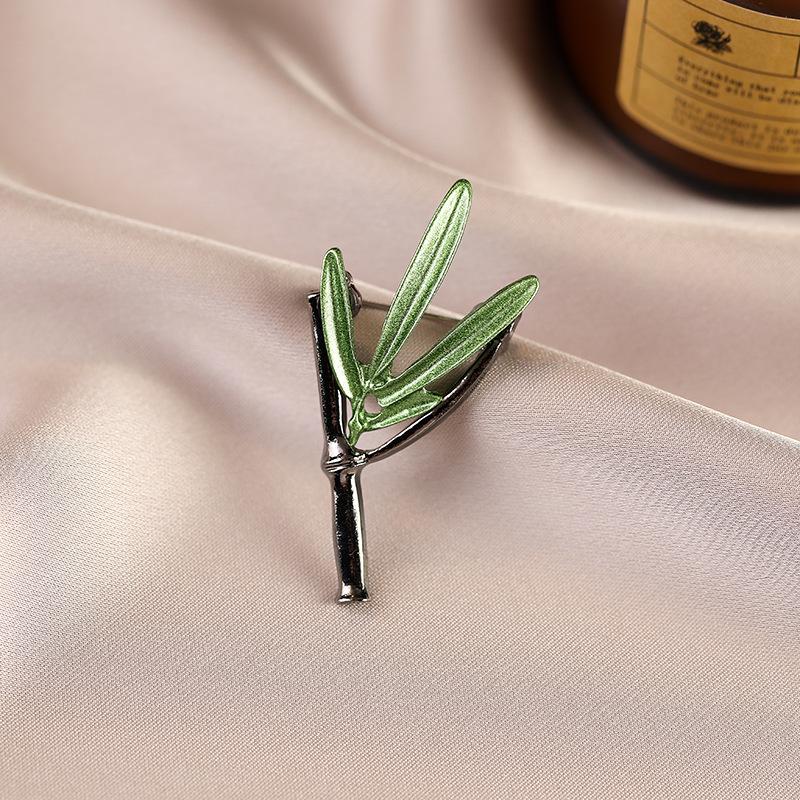 Elegant Pearl Brooch for Women's Suits - High-End Jewelry Pin