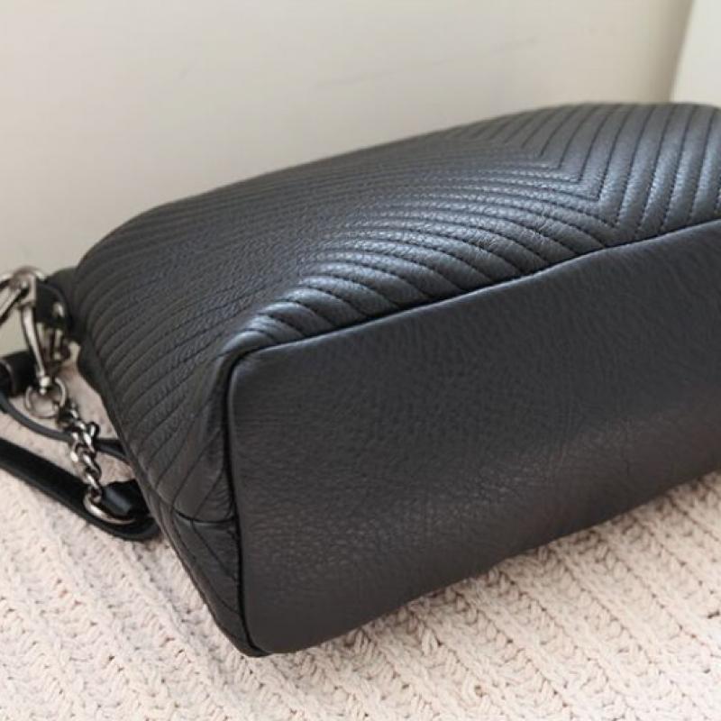 Shiz Madam V Pattern Leather HandBag Shoulder Bag Crossbody Bag A42350