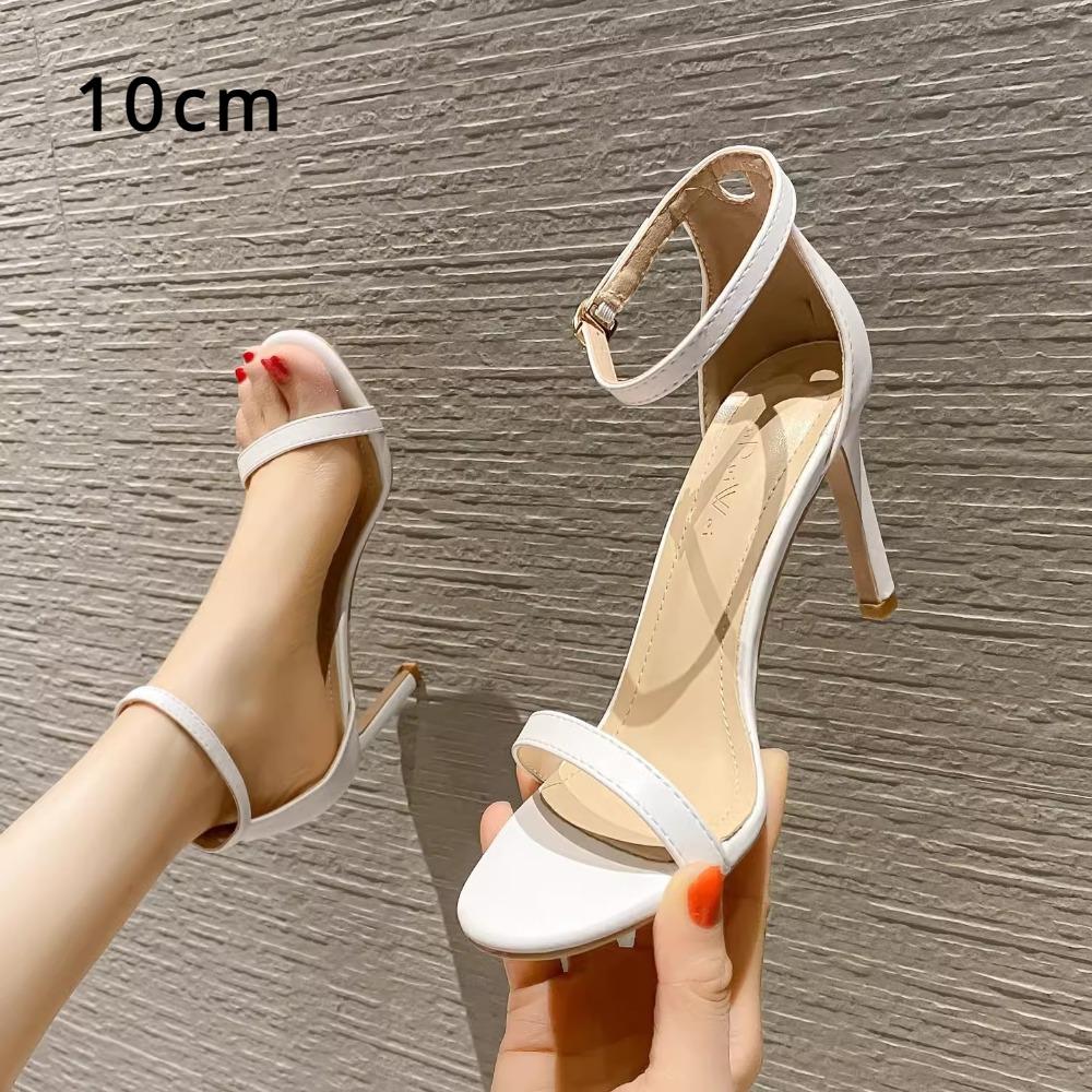 Женские сандалии с серебряным ремешком — фото 12