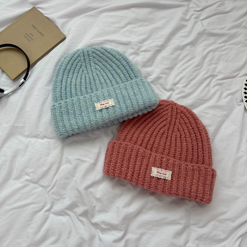 Jednobarevná pletená čepice s krajkovou ozdobou a ochranou uší - Korejský styl pro sladký, jemný vzhled