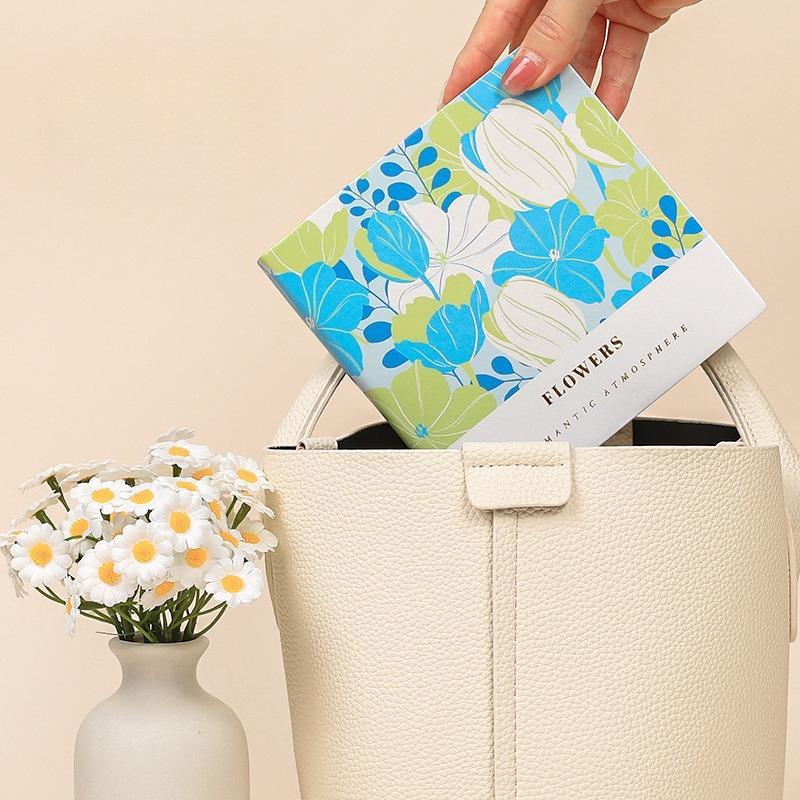 Quadratisches leeres Notizbuch, das flach aufgeklappt werden kann  Tragbares Skizzenbuch  Schnellskizzenbuch  Verdicktes Notizbuch  Zeichenbuch  Speziell für Kunststudenten