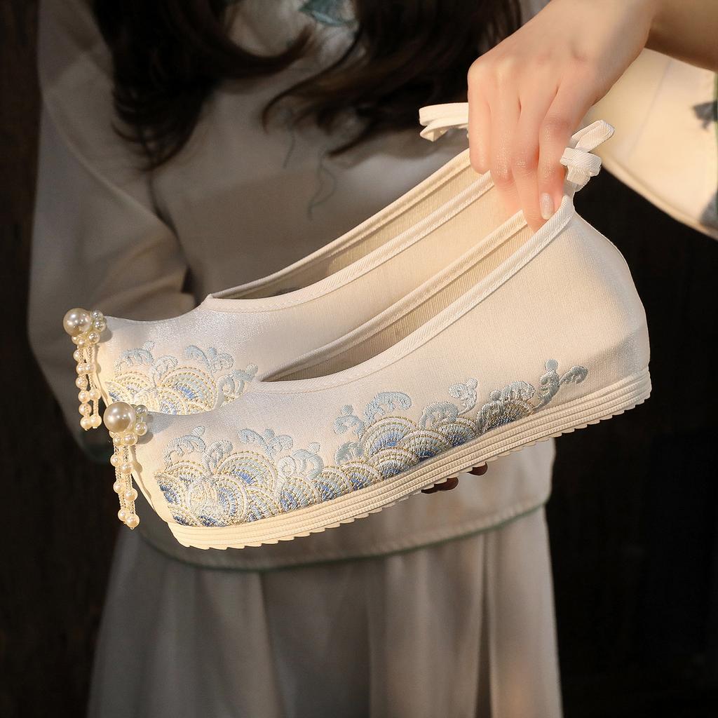 Elegant Embroidered Flower Shoes Hanfu Style Women's High-Rise Shoes Cotton Lined Slip-On Traditional Chinese Costume Footwear