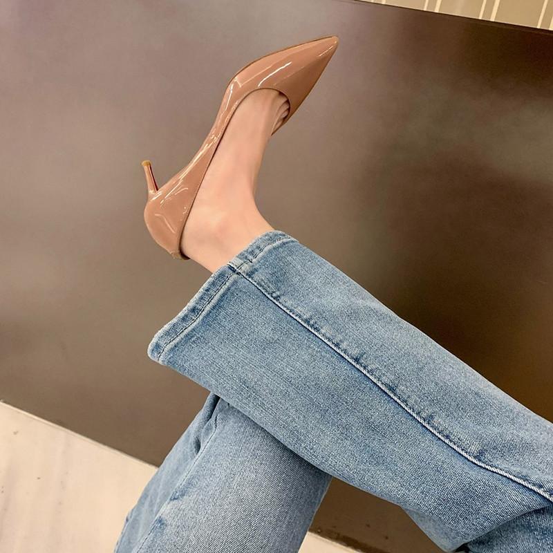 

Весенняя и летняя обувь Туфли из лакированной кожи больших размеров на высоком каблуке и с острым носом 40 бежевый