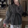 Damen Kurz-Trenchcoat mit tiefem V-Ausschnitt, Bindegürtel und grauen pelzigen Pompon-Ärmelbündchen, eleganter Casual-Stil