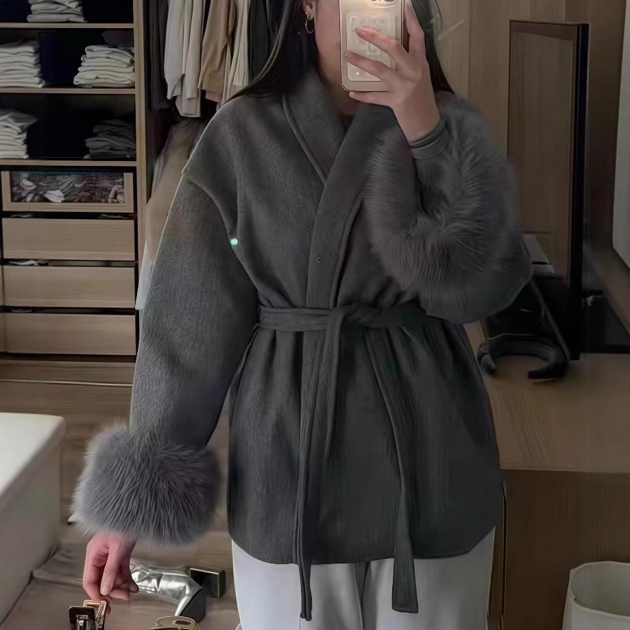 Damen Kurz-Trenchcoat mit tiefem V-Ausschnitt, Bindegürtel und grauen pelzigen Pompon-Ärmelbündchen, eleganter Casual-Stil