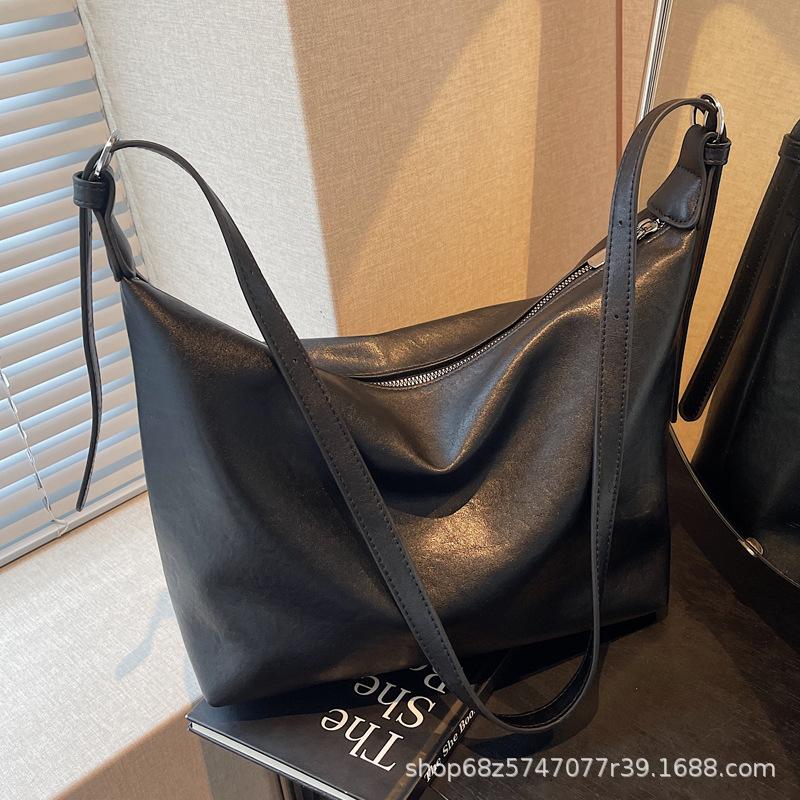 Korean popular casual soft leather commuter shoulder bag women's new large-capacity fashion messenger tote bag dumpling bag