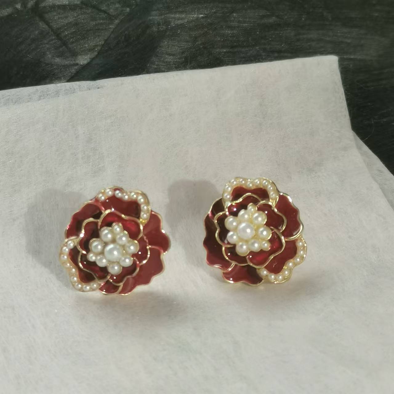 

Эмаль черного и белого цвета, имитация жемчуга камелии, серьги-гвоздики для женщин, темпераментные украшения, рождественский подарок девушке красный