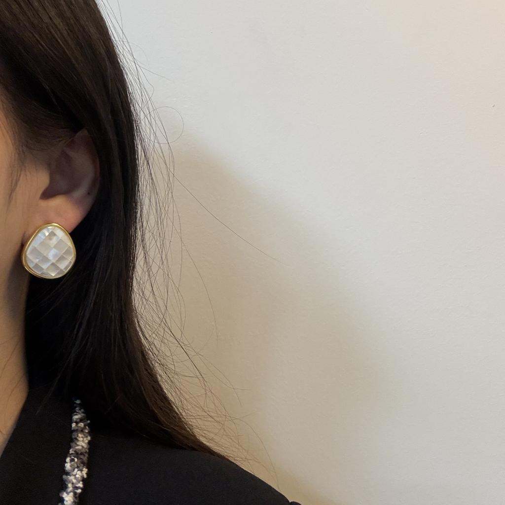 Round Square Classic Shell Stud Earrings Retro Elegance Light Luxury Temperament Versatile Niche Simple And Exquisite