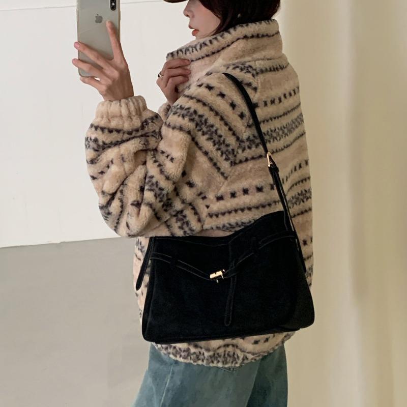 Crossbody Bag with A Sophisticated Look for Business Casual Wear, Single-shoulder Bag with An Underarm Design, Bucket Bag