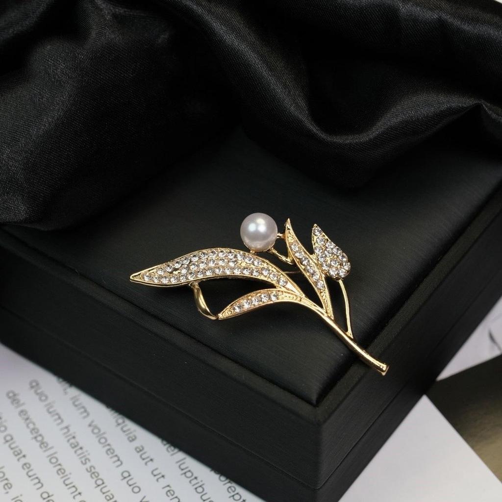 Elegant Versatile Light Luxury Corsage Brooch with Niche Design - Anti-Exposure Pin