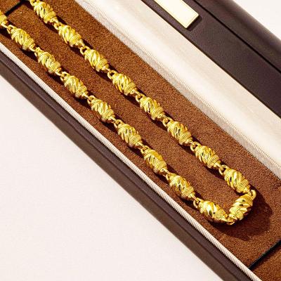 Vietnamesische Sandgold Retro Halskette: Strapazierfähige Herrenkette mit geschnitztem Blumen- und Olivenperlen-Design.