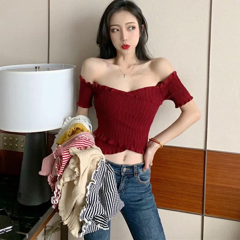 Damski T-shirt z dzianiny z krótkim rękawem i głębokim dekoltem z falbankami