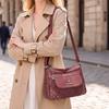 Einfarbige Damen Crossbody-Tasche mit geripptem Panel und Nieten-Details Elegante Kunstleder-Umhängetasche für den täglichen Gebrauch