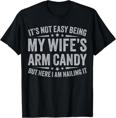 Lustiger Ehemann Es ist nicht einfach, der Schmuck am Arm meiner Frau zu sein Herren T-Shirt