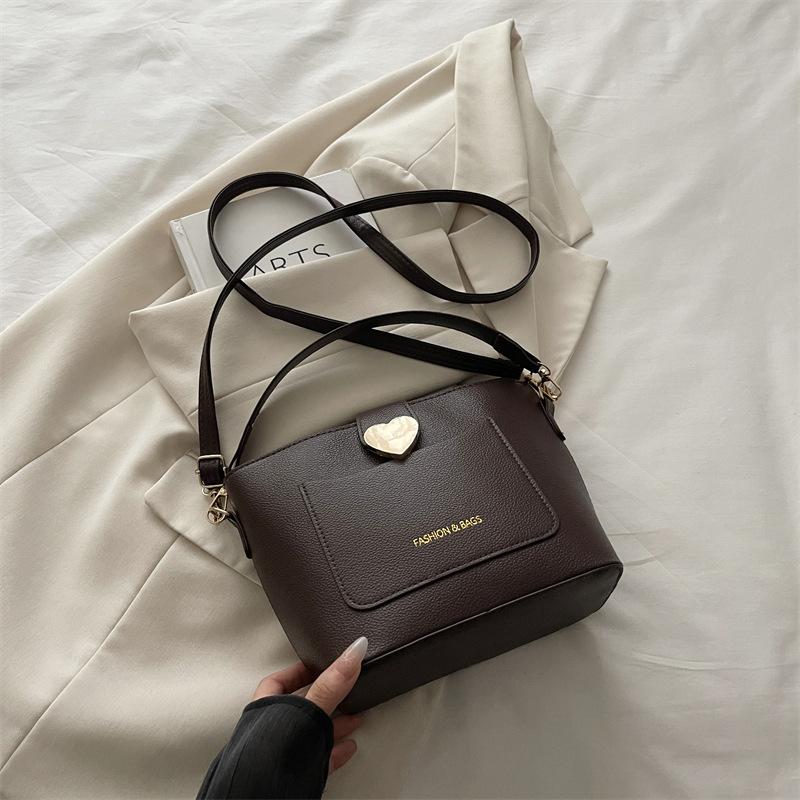 

Autumn and winter new high-end sense is popular today, retro and versatile fashion broadband shoulder messenger bag handbag women