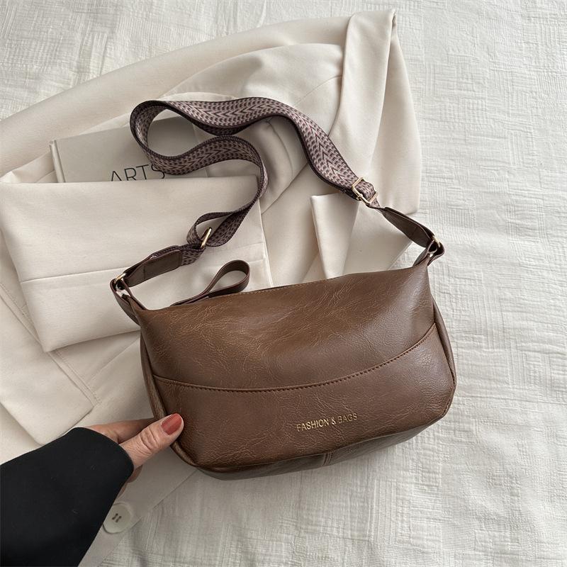 

Retro fashion simple temperament wide shoulder strap single shoulder messenger bag women s 2025 spring new versatile ins women s bag коричневий