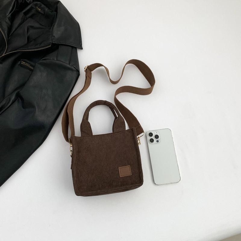 

2025 ранняя весна новая повседневная сумка-мессенджер в иностранном стиле однотонная полосатая модная маленькая квадратная сумка ручная носка плечевая маленькая сумка женская темно-коричневого