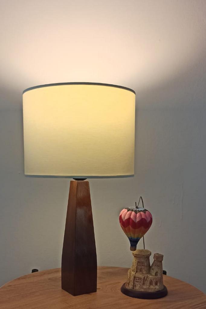 

Белин, орех, деревянная ножка, кремовая ткань, изголовье, абажур, спальня, гостиная, уголок для чтения