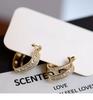 Light luxury Hong Kong style earrings, 2026 autumn and winter geometric square earrings, niche design, high-end earrings, women's accessories