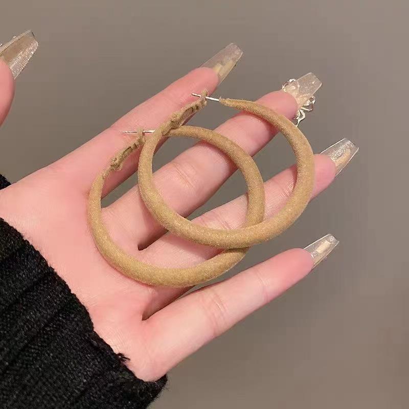Silver Needle Retro Flocking Circle Earrings - Elegant Autumn/Winter Ear Cuffs for a Sophisticated Look.