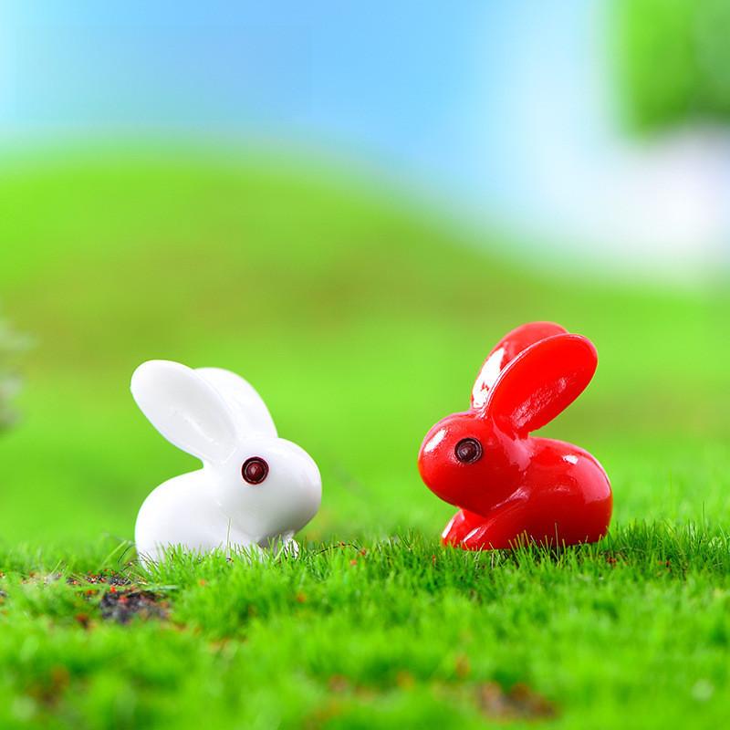 Roztomilé červené a bílé králičí ozdoby v kresleném stylu pro DIY mini krajinářské projekty