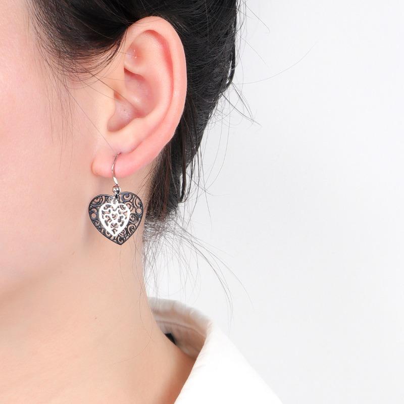 French Retro Hollow Love Simple Temperament and Personalized Earrings