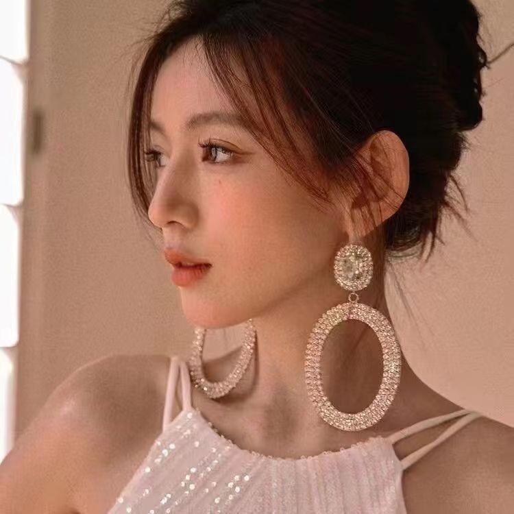 Full Diamond Earrings Show A Small Face, Exaggerated Big Earrings, and Flash Earrings.