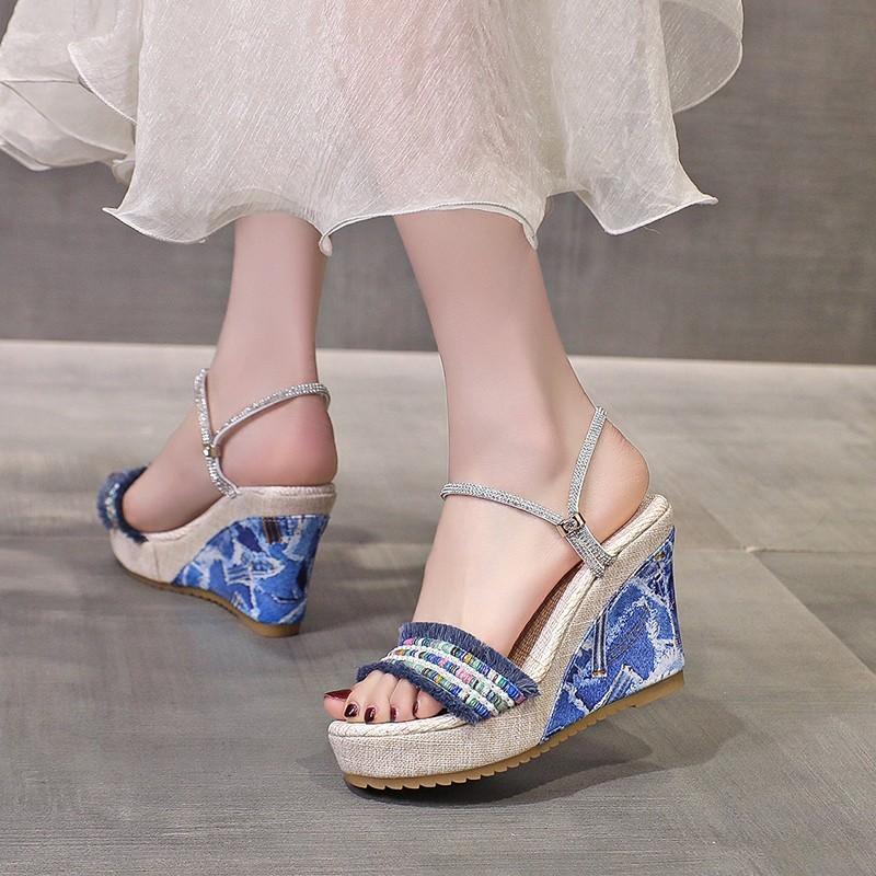 

Женские босоножки больших размеров, новые летние, с круглым носком, с бахромой, повседневные, проницаемые, с пайетками, шлепанцы на танкетке 42 синий