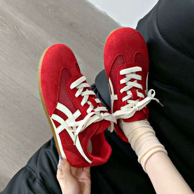 

Кроссовки для тренировок танцоров на плоской подошве, немецкие, для женщин, лето 2025, новая универсальная модель на мягкой подошве, кроссовки в стиле Forrest Gump, повседневные спортивные кеды для женщин 40 красный