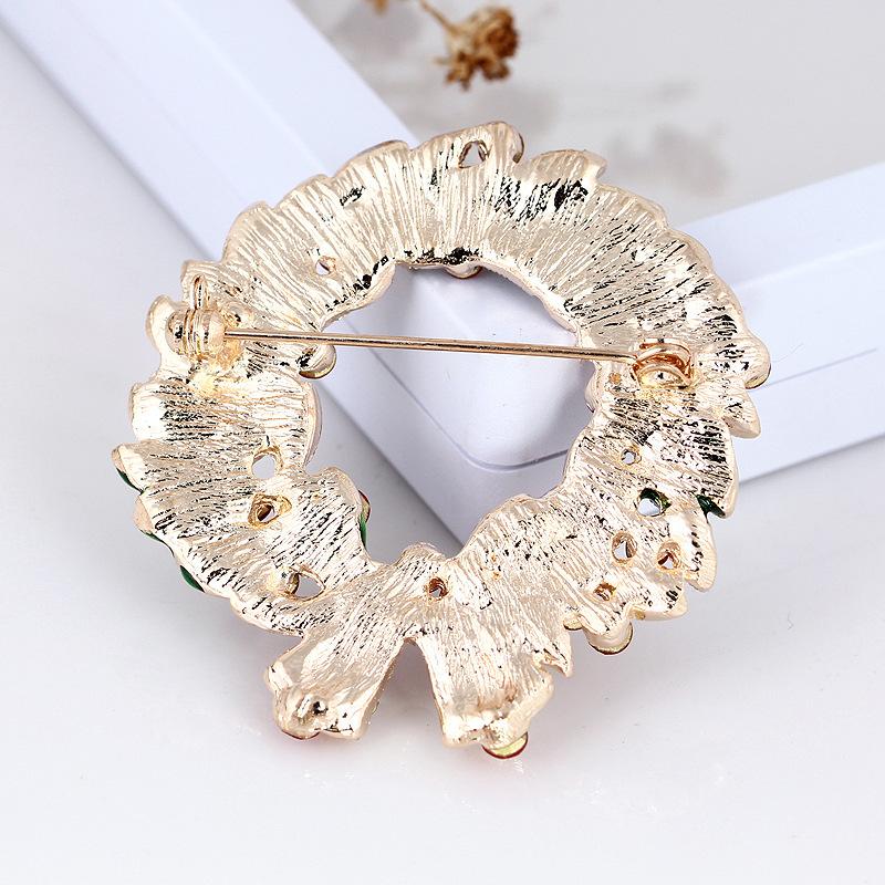 1pc Luxury Large Statement Wreath Brooch Pin -Elegant Red & Green Christmas Design with Golden-Tone Foliage,Clear -Adorned Leaf