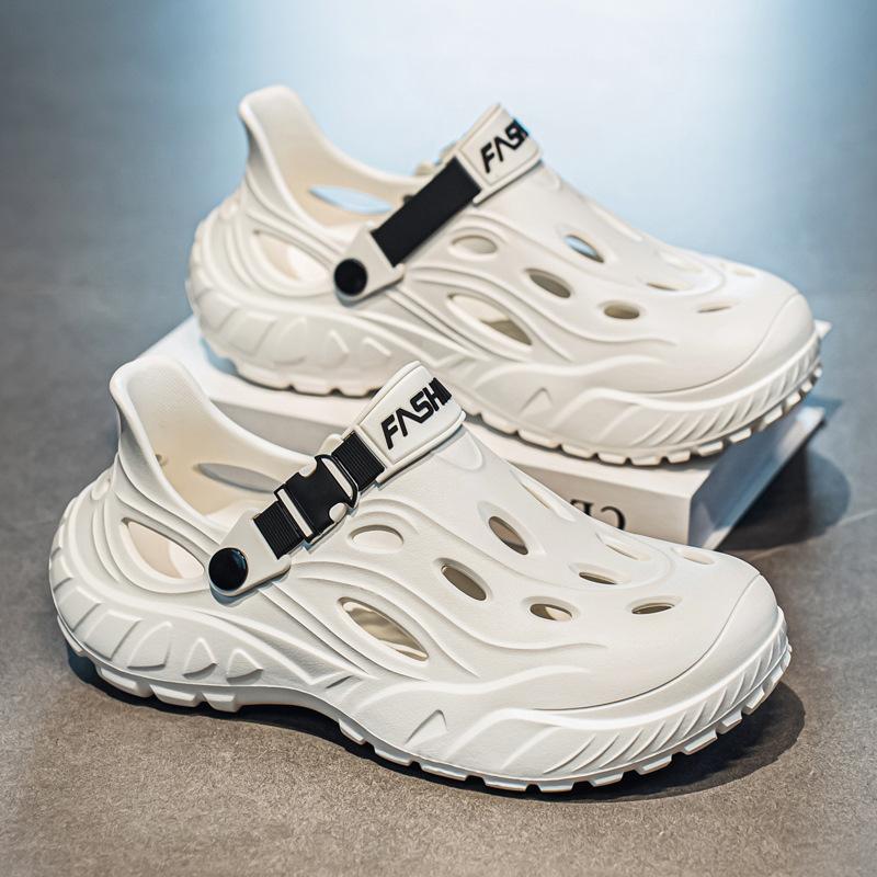 Hole shoes men's 2025 new summer breathable sports leisure men's light stepping on shit feeling soft bottom wading bag head drag
