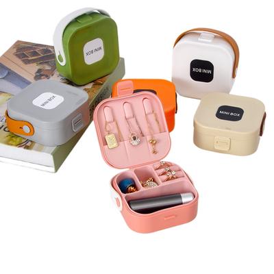 Taşınabilir mücevher kutusu yüzük mücevher kolye ruj bölmesi çok işlevli PP plastik saklama kutusu yanınızda taşıyın